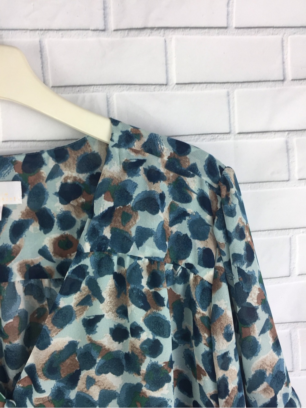 Belle by Kim Gravel Savanna Print Top Size XL Ruffle Detail Long Balloon Sleeves - Picture 4 of 11